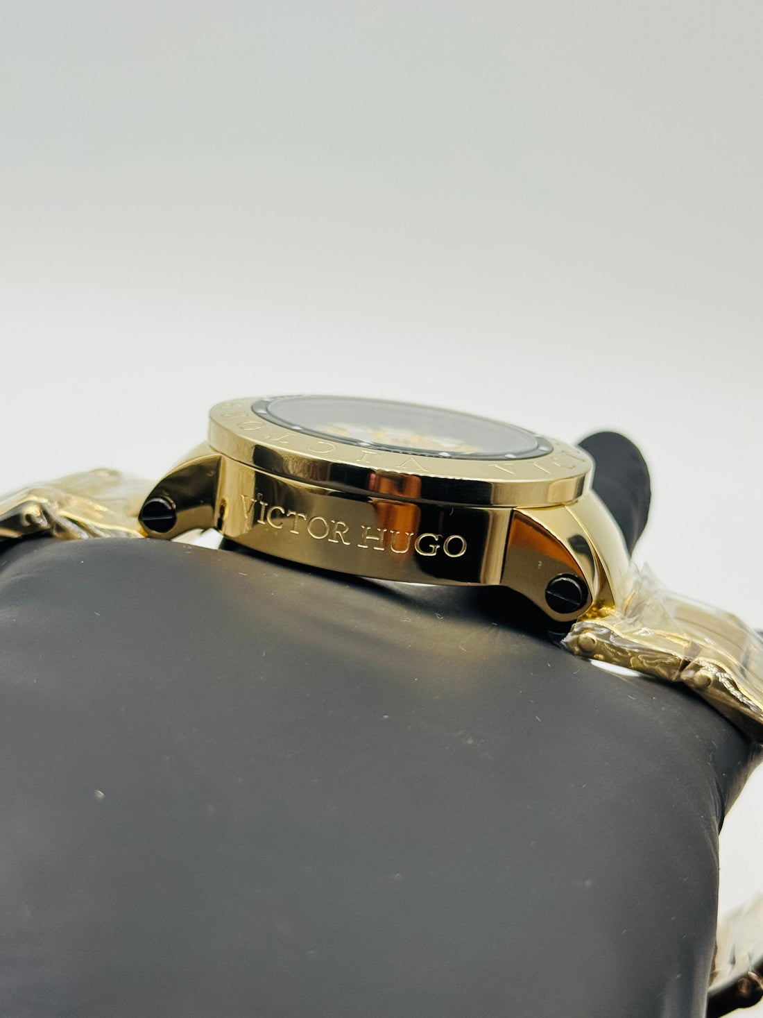 Victor Hugo VHG10090 Preowned Watch